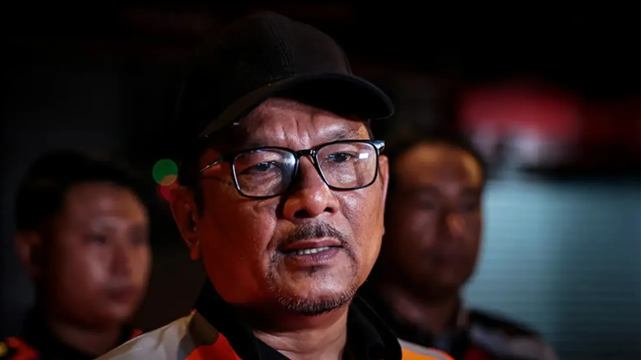 KUALA LUMPUR, 16 Okt -- Pengarah Jabatan Kebajikan Masyarakat (JKM) Wilayah Persekutuan, Che Samsuzuki Che Noh bercakap kepada media mengenai Operasi KL Strike Force bagi aktiviti orang papa dan kanak-kanak di sekitar ibu kota tengah malam tadi.  --fotoBERNAMA (2025) HAK CIPTA TERPELIHARA