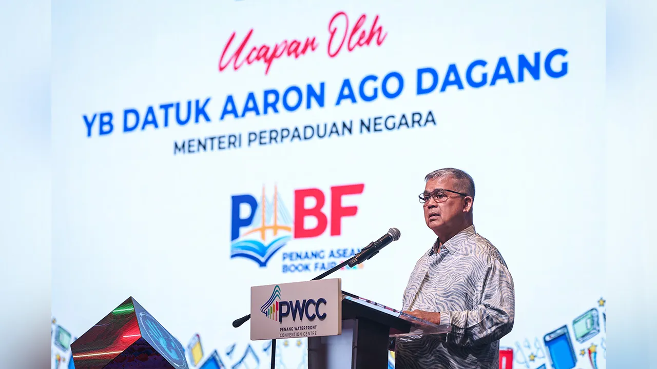 GEORGE TOWN, 6 Julai -- Menteri Perpaduan Negara Datuk Aaron Ago Dagang menyampaikan ucapan pada Majlis Perasmian Penutup Pesta Buku ASEAN Pulau Pinang dan Festival Kaligrafi Perpaduan 2026 di Pusat Konvensyen Waterfront Pulau Pinang (PWCC) malam ini.  --fotoBERNAMA (2026) HAK CIPTA TERPELIHARA