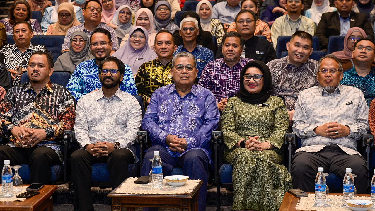 KUALA LUMPUR, 15 Julai -- Menteri Perpaduan Negara Datuk Aaron Ago Dagang (tengah) bergambar bersama tetamu pada Majlis Pelancaran Pelan Strategik dan Pelan Strategik Pendigitalan Kementerian Perpaduan Negara (KPN) 2026-2030 sempena Perhimpunan Bulanan KPN di Muzium Negara hari ini.  Turut hadir Timbalan Menteri Perpaduan Negara, Yuneswaran Ramaraj (dua, kiri) dan Ketua Setiausaha KPN, Datuk Haslina Abdul Hamid (dua, kanan).  --fotoBERNAMA (2026) HAK CIPTA TERPELIHARA