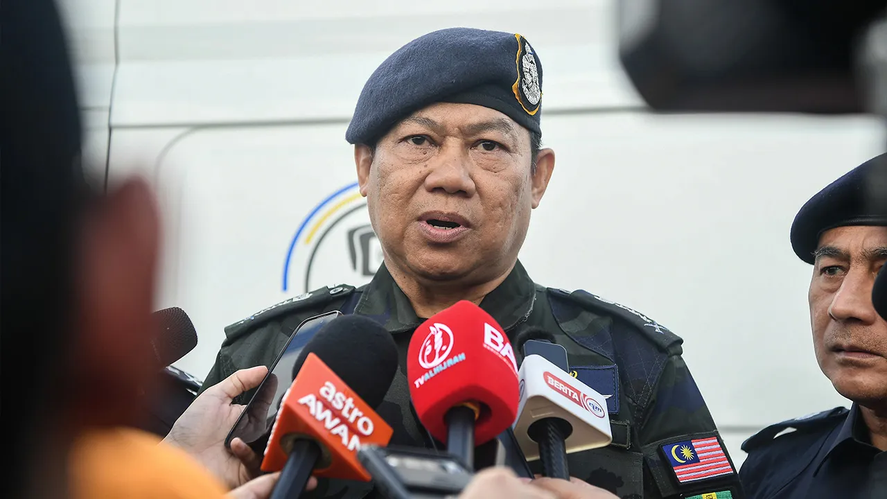 JOHOR BAHRU, 27 Jun -- Ketua Polis Johor Datuk Ab Rahaman Arsad bercakap kepada pemberita selepas membuat tinjauan di Pusat Penamaan Calon Dewan Undangan Negeri N41 Puteri Wangsa di Dewan Besar Sekolah Menengah Kebangsaan Bandar Dato' Onn hari ini.  -- fotoBERNAMA (2026) HAK CIPTA TERPELIHARA