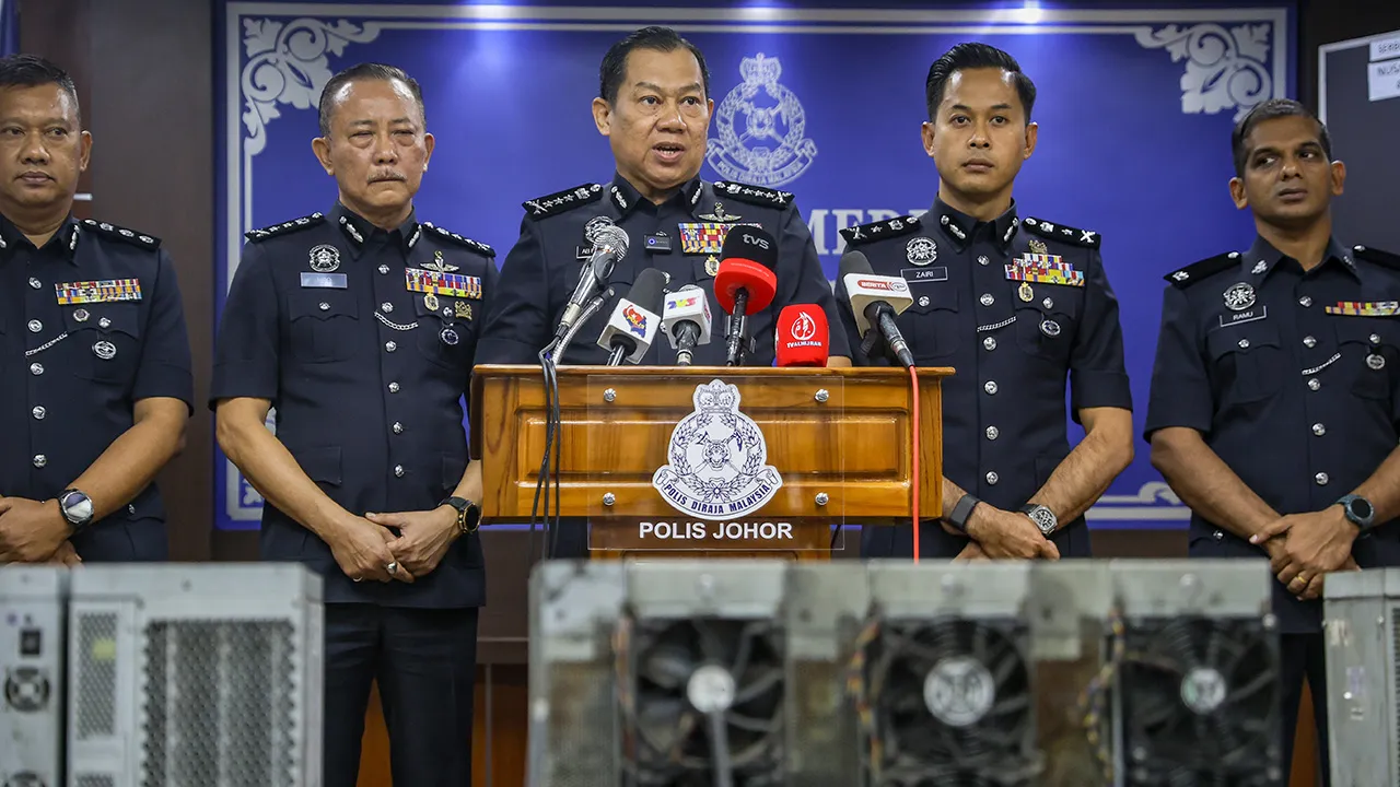 JOHOR BAHRU, 24 Julai -- Ketua Polis Johor, Datuk Ab Rahaman Arsad (tengah) bercakap pada sidang media berhubung kejayaan polis menumpaskan satu sindiket yang menjalankan aktiviti perlombongan mata wang kripto secara haram dengan menggunakan bekalan elektrik curi dalam operasi khas pada 22 dan 23 Julai lepas di Ibu Pejabat Polis Kontinjen Johor hari ini.  --fotoBERNAMA (2026) HAK CIPTA TERPELIHARA