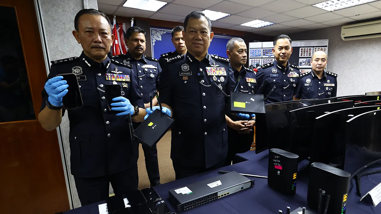 JOHOR BAHRU, 28 Julai -- Ketua Polis Johor Datuk Ab Rahaman Arsad (empat, kanan) menunjukkan peranti elektronik yang dipamerkan pada sidang media di Ibu Pejabat Polis Kontinjen Johor, hari ini.  Sindiket penipuan dalam talian beroperasi di Forest City tumpas, 335 individu termasuk 309 warga China ditahan dengan rampasan RM1 juta.  --fotoBERNAMA (2026) HAK CIPTA TERPELIHARA