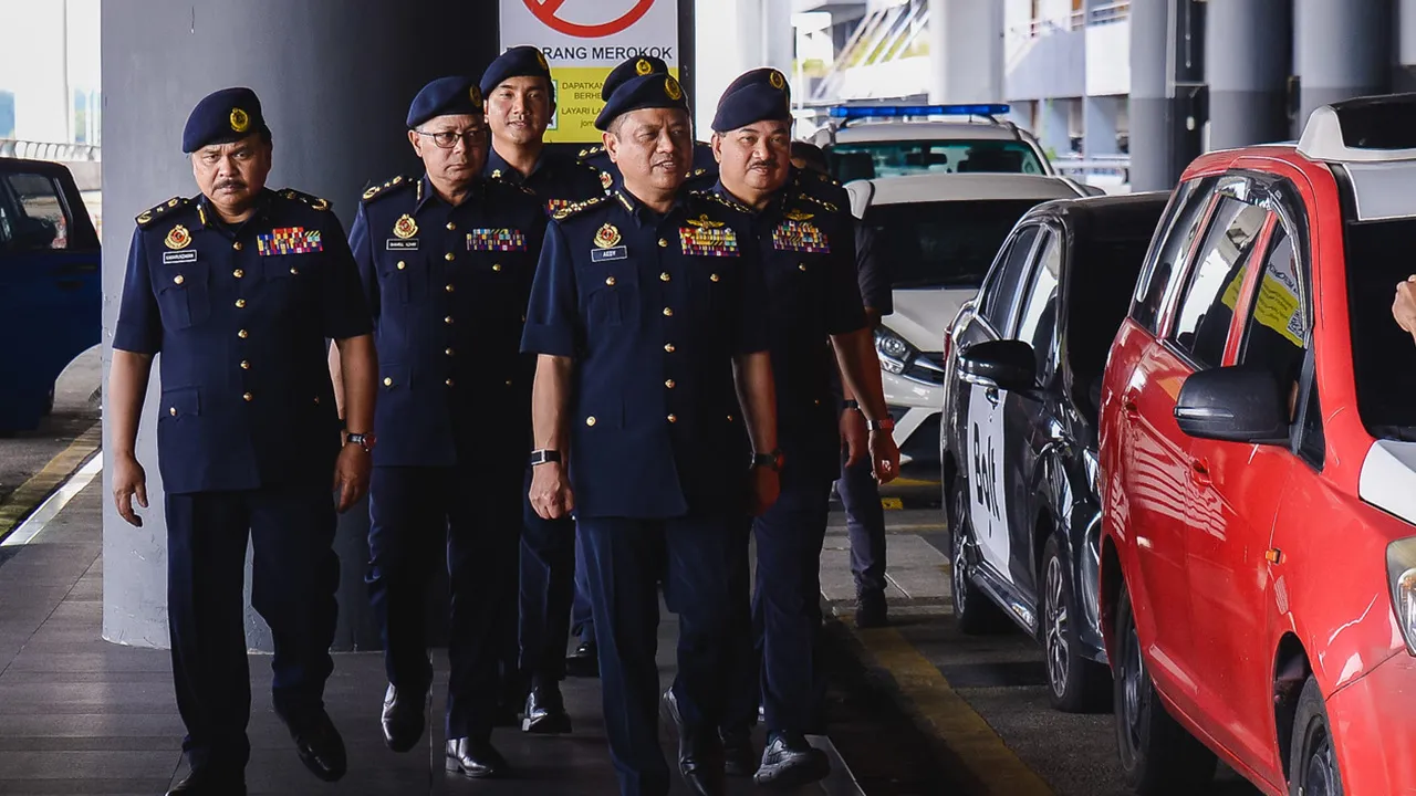 SEPANG, 6 Julai -- Ketua Pengarah Jabatan Pengangkutan Jalan (JPJ) Datuk Aedy Fadly Ramli melihat kenderaan yang disita selepas sidang media Operasi Ulat (Ops Ulat) di Terminal 2 (KLIA2) hari ini.  --fotoBERNAMA (2026) HAK CIPTA TERPELIHARA