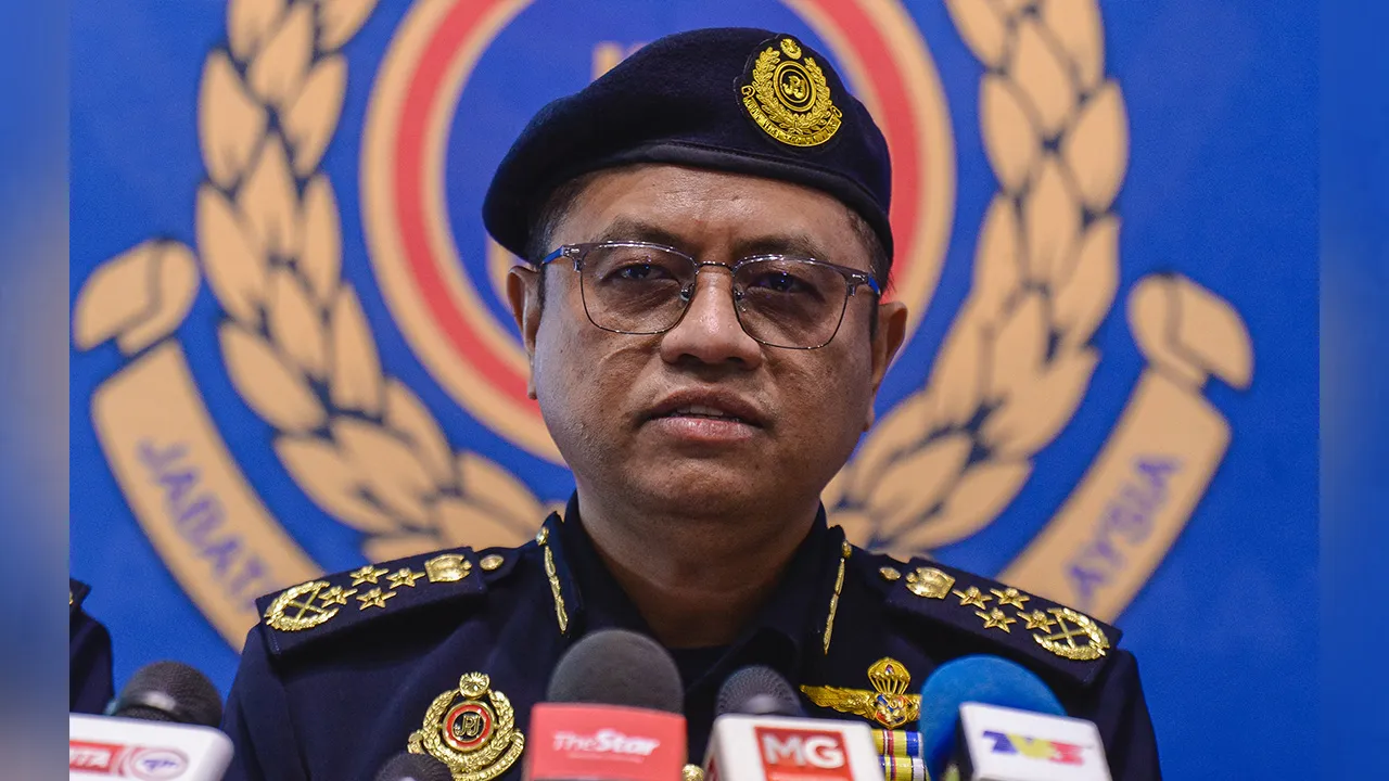 SEPANG, 6 Julai -- Ketua Pengarah Jabatan Pengangkutan Jalan (JPJ) Datuk Aedy Fadly Ramli bercakap pada sidang media Operasi Ulat (Ops Ulat) di Terminal 2 (KLIA2) hari ini.  --fotoBERNAMA (2026) HAK CIPTA TERPELIHARA