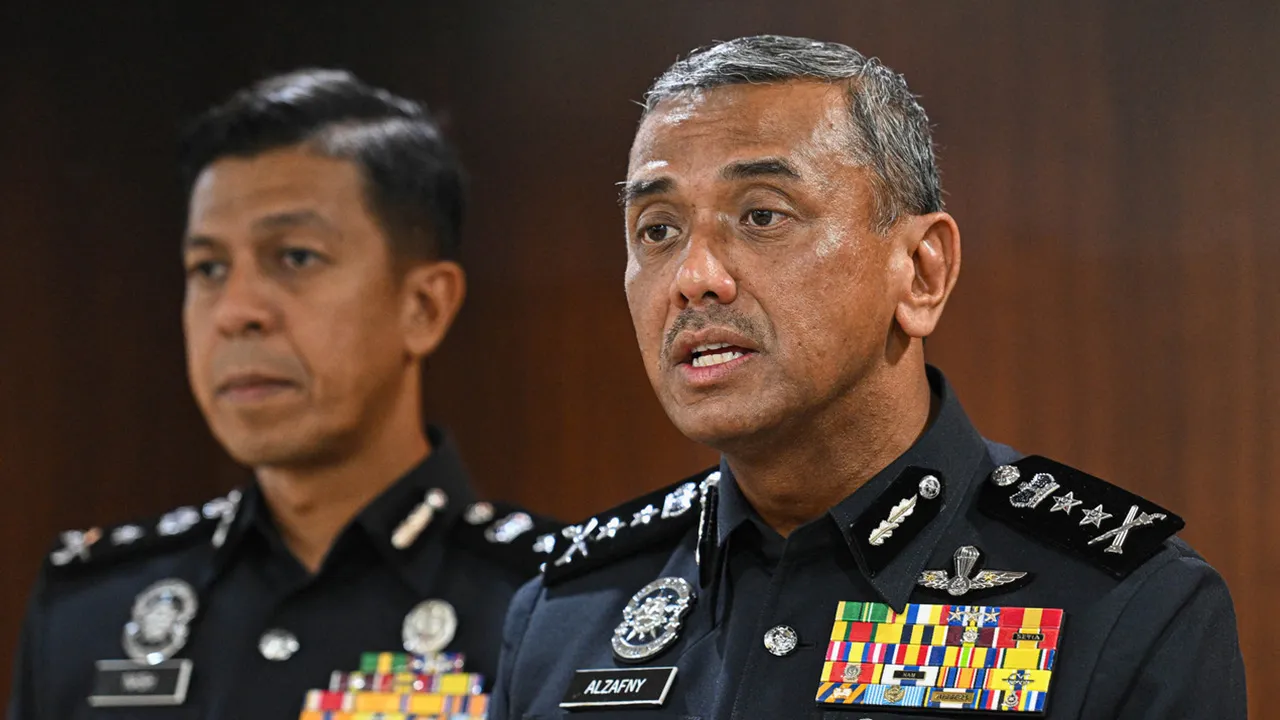 SEREMBAN, 16 Julai -- Ketua Polis Negeri Sembilan Datuk Alzafny Ahmad (kanan) menjawab pertanyaan wartawan semasa sidang media mengenai kesiapsiagaan Polis Diraja Malaysia (PDRM) sempena Pilihan Raya Negeri (PRN) Negeri Sembilan Ke-15 di Ibu Pejabat Kontinjen (IPK) Negeri Sembilan, hari ini.  --fotoBERNAMA (2026) HAK CIPTA TERPELIHARA