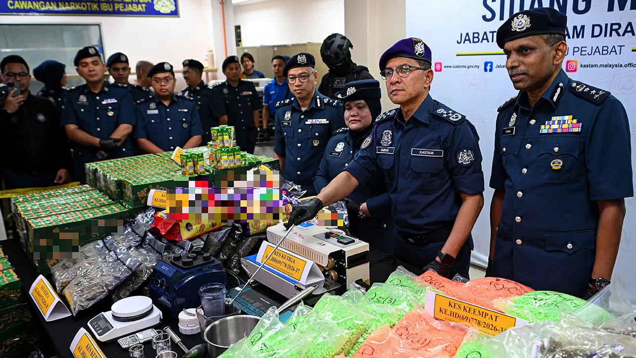 NILAI, 1 Julai -- Ketua Pengarah Jabatan Kastam Diraja Malaysia (JKDM) Datuk Amran Ahmad (dua, kanan) menunjukkan rampasan dadah dalam lima kes berasingan pada sidang media di Cawangan Narkotik Ibu Pejabat Jabatan Kastam Diraja Malaysia (JKDM) di Kampung Jijan hari ini.  JKDM Cawangan Narkotik, Bahagian Penguatkuasaan Ibu Pejabat menumpaskan sindiket pengedaran dadah antarabangsa dengan sitaan pelbagai jenis dadah seberat 4.83 tan bernilai RM300.72 juta menerusi lima kes yang dikesan sepanjang tempoh April 