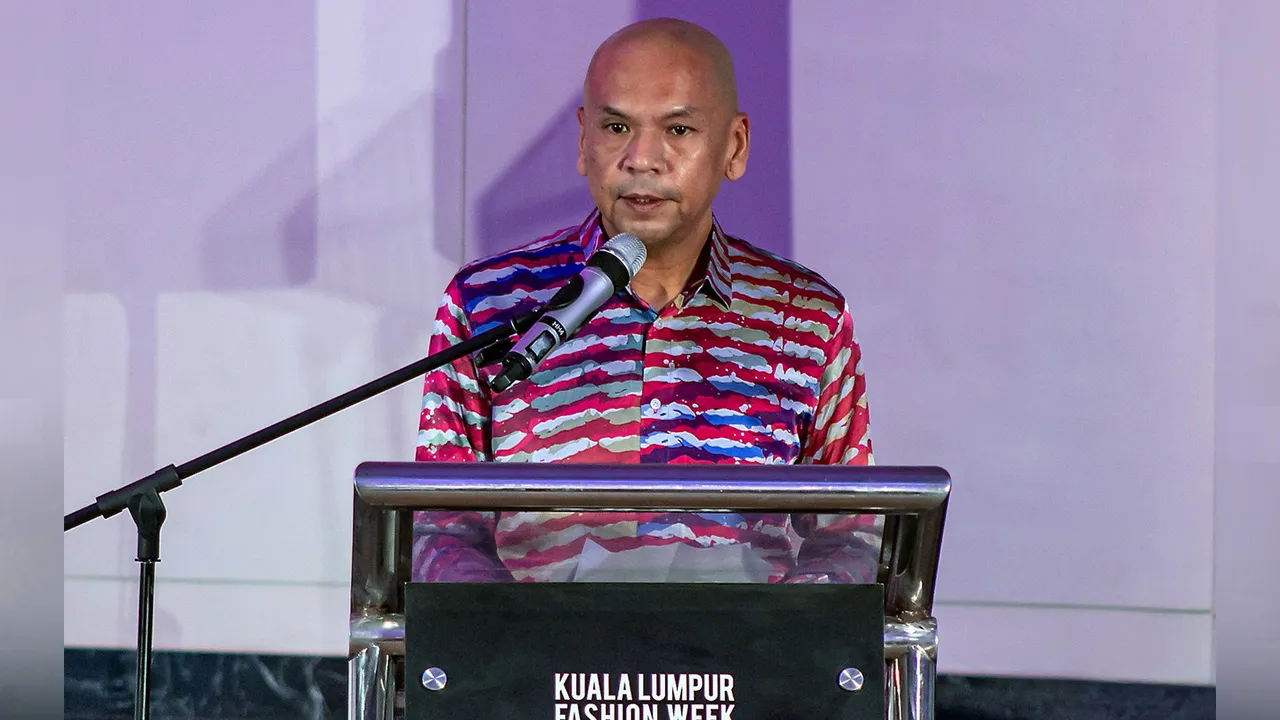 KUALA LUMPUR, 16 Julai – Menteri Perdagangan Dalam Negeri dan Kos Sara Hidup, Datuk Armizan Mohd Ali, berucap pada Majlis Pelancaran Kuala Lumpur Fashion Week (KLFW) 2026 di Kuala Lumpur, hari ini.  KPDN buat julung kalinya menjalinkan kolaborasi strategik bersama KLFW 2026 bagi memperkasa promosi produk tempatan menerusi gerakan Jom Beli Produk Malaysia (JOM MALAYSIA). Kerjasama ini menjadi platform untuk memartabatkan produk dan jenama tempatan ke peringkat antarabangsa, selaras dengan aspirasi memperluas