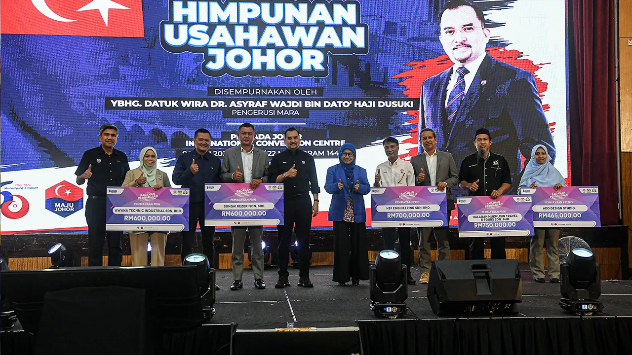 JOHOR BAHRU, 8 Julai -- Pengerusi Majlis Amanah Rakyat (MARA), Datuk Seri Dr Asyraf Wajdi Dusuki (tengah) bergambar bersama para penerima Pembiayaan Prin dan Premis pada Program Himpunan Usahawan Johor di Pusat Konvensyen Antarabangsa Persada di sini hari ini.  -- fotoBERNAMA (2026) HAK CIPTA TERPELIHARA