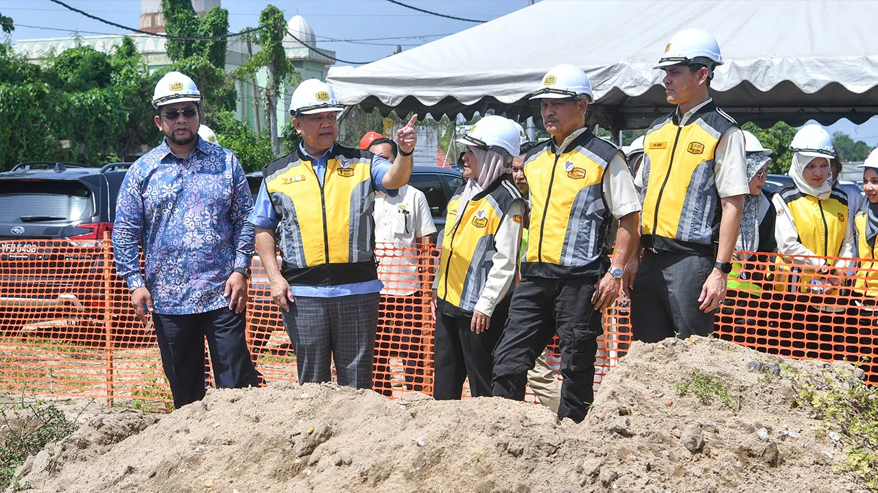 KOTA BHARU, 16 Julai -- Menteri Kerja Raya, Datuk Seri Alexander Nanta Linggi (dua, kiri) ketika meninjau Projek Menaiktaraf Jalan FT209 dan FT131 Dari Persimpangan Bertingkat Pasir Hor Ke Panchor hari ini.  Turut sama Ketua Pengarah Jabatan Kerja Raya Datuk Ibrahim Esa (dua, kanan).  --fotoBERNAMA (2026) HAK CIPTA TERPELIHARA