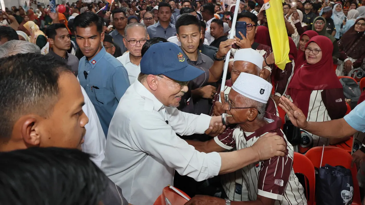 MARAN, 7 Julai -- Perdana Menteri Datuk Seri Anwar Ibrahim bersalaman dan beramah mesra bersama penduduk pada Majlis Perasmian Sambutan Hari Peneroka dan 70 tahun Lembaga Kemajuan Tanah Persekutuan (FELDA) di Stadium Tun Abdul Razak, Jengka, hari ini.  Turut sama Menteri Besar Pahang, Datuk Sri Wan Rosdy Wan Ismail.  -- fotoBERNAMA (2026) HAK CIPTA TERPELIHARA