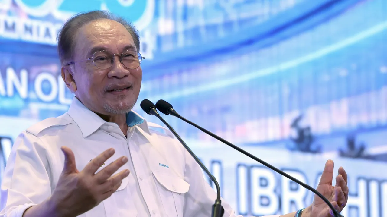 PUTRAJAYA, 4 Julai -- Perdana Menteri Datuk Seri Anwar Ibrahim berucap pada Majlis Perasmian SPARK 2026: "Transformasi Niaga" di Pusat Pameran & Konvensyen IOI hari ini.  --fotoBERNAMA (2026) HAK CIPTA TERPELIHARA  PUTRAJAYA, July 4 -- Prime Minister Datuk Seri Anwar Ibrahim delivers a speech during the opening ceremony of SPARK 2026: "Transformasi Niaga" at the IOI Exhibition & Convention Centre today.  --fotoBERNAMA (2026) COPYRIGHT RESERVED