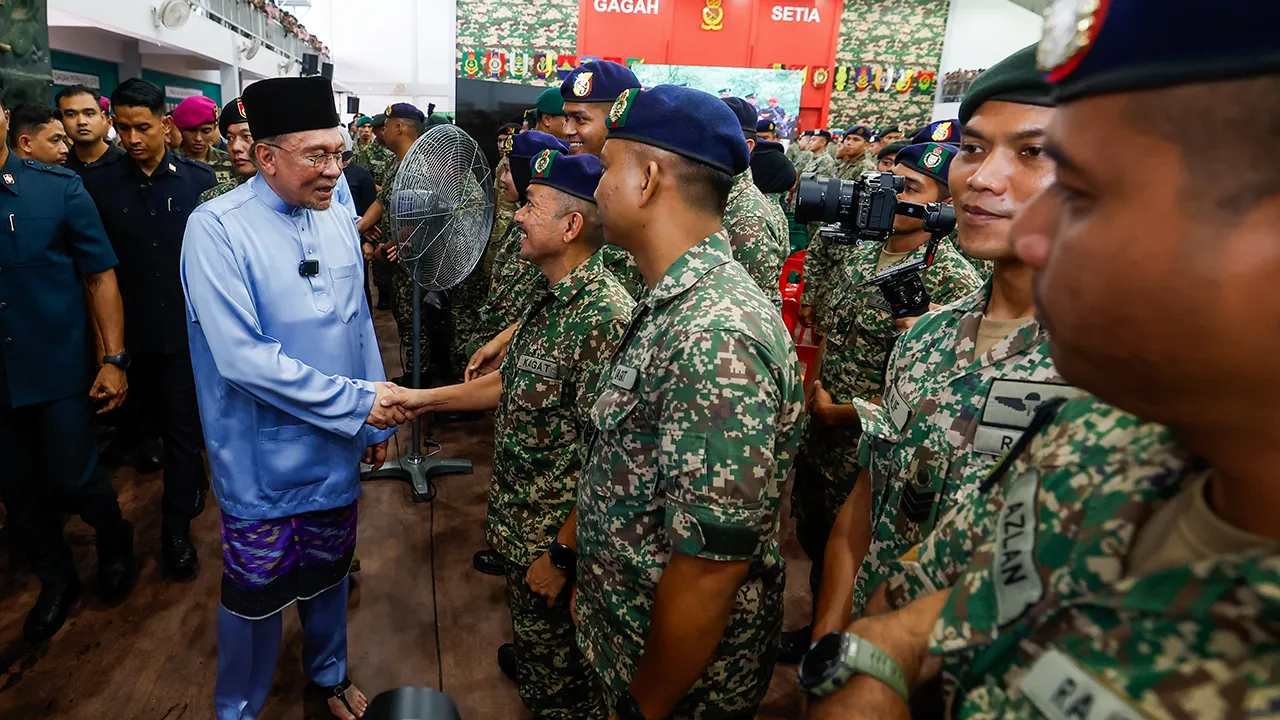 PORT DICKSON, 24 Julai -- Perdana Menteri Datuk Seri Anwar Ibrahim beramah mesra bersama anggota Angkatan Tentera Malaysia (ATM) selepas menghadiri Program Semarak Kenegaraan di Hangar Pusat Latihan Asas Tentera Darat (Pusasda) Port Dickson hari ini.  -- fotoBERNAMA (2026) HAK CIPTA TERPELIHARA