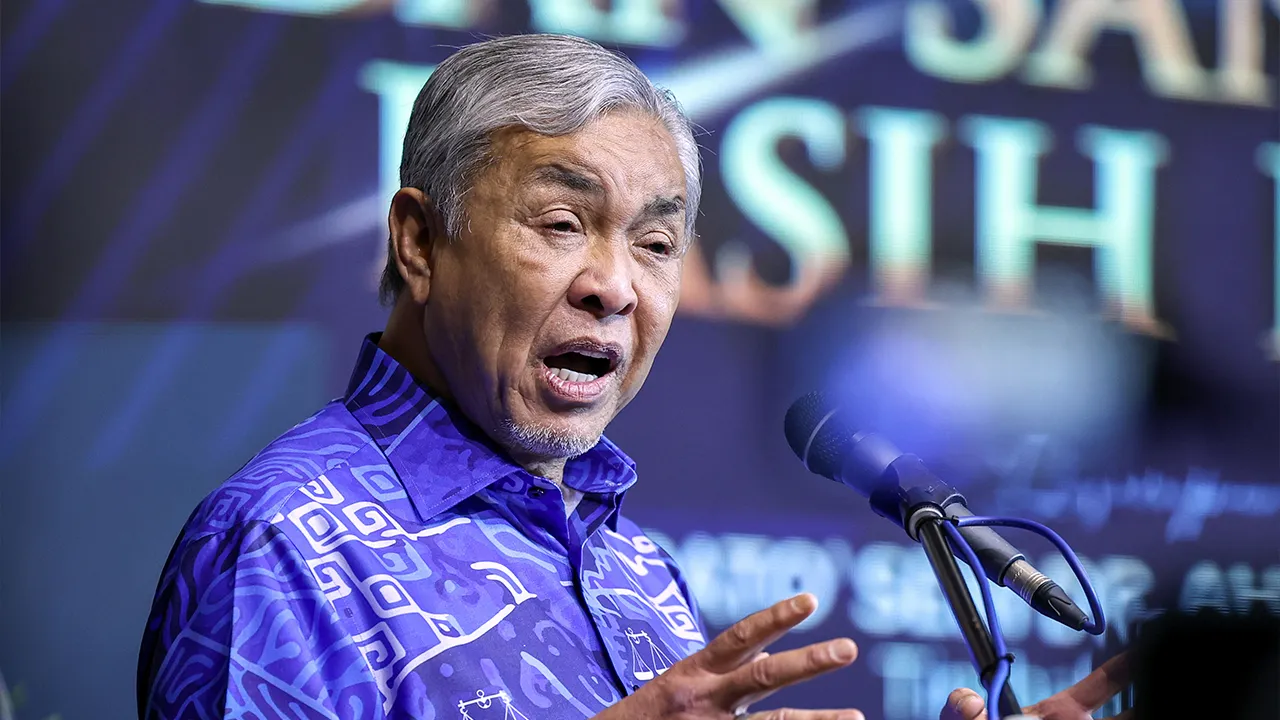 KOTA TINGGI, 2 Julai — Timbalan Perdana Menteri merangkap Menteri Kemajuan Desa dan Wilayah Datuk Seri Dr Ahmad Zahid Hamidi berucap pada Majlis Anugerah Perkhidmatan Cemerlang 2025 dan Santunan Kasih Lembaga Kemajuan Johor Tenggara (KEJORA) di Desaru hari ini.  --fotoBERNAMA (2026) HAK CIPTA TERPELIHARA