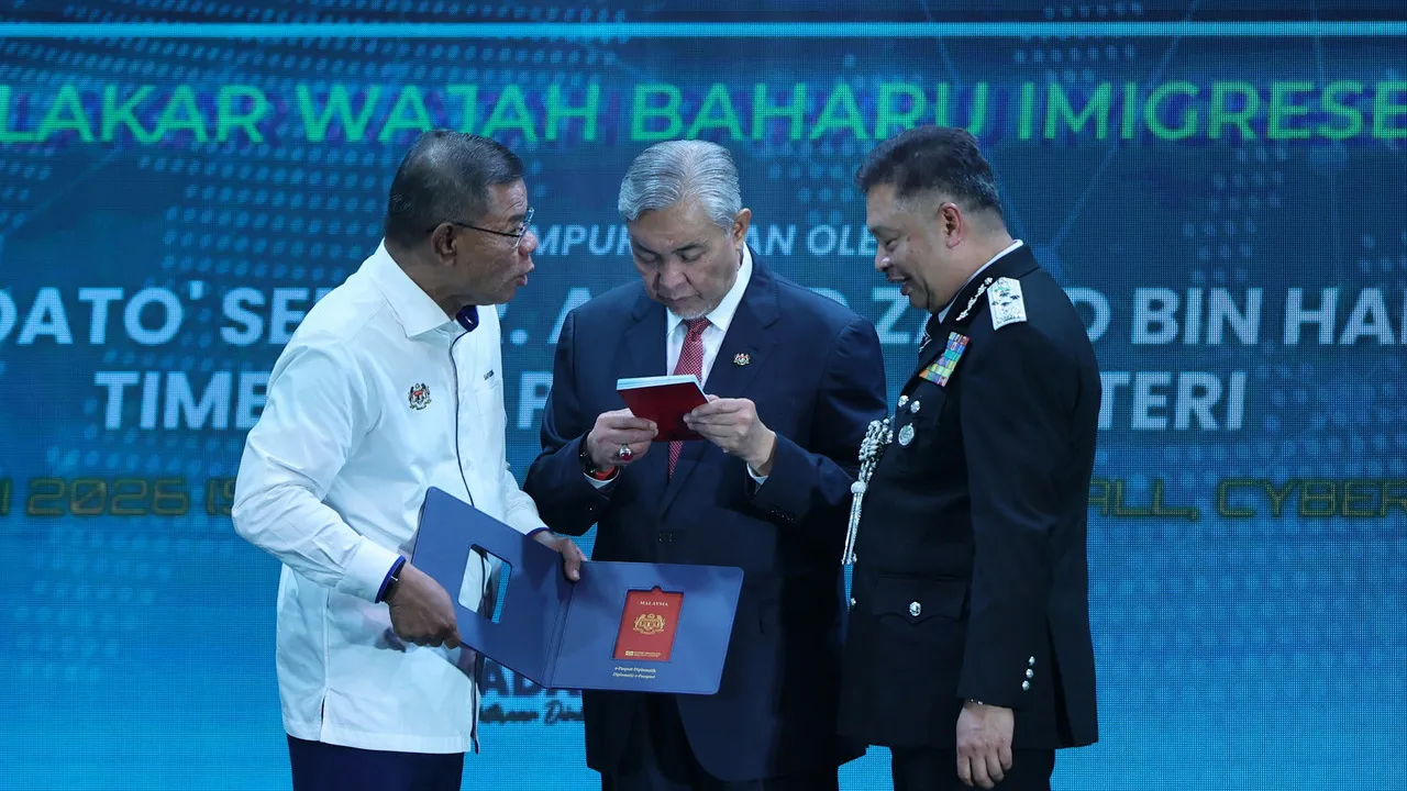 CYBERJAYA, 21 Julai -- Timbalan Perdana Menteri Datuk Seri Dr Ahmad Zahid Hamidi (tengah) melihat salinan passport berwajah baharu pada Majlis Sambutan Hari Imigresen 2026 di Cyber Event Hall, Cyberjaya hari ini.  Turut kelihatan Menteri Dalam Negeri Datuk Seri Saifuddin Nasution Ismail (kiri) dan Ketua Pengarah Jabatan Imigresen Malaysia (JIM) Datuk Zakaria Shaaban (kanan).   --fotoBERNAMA (2026) HAK CIPTA TERPELIHARA