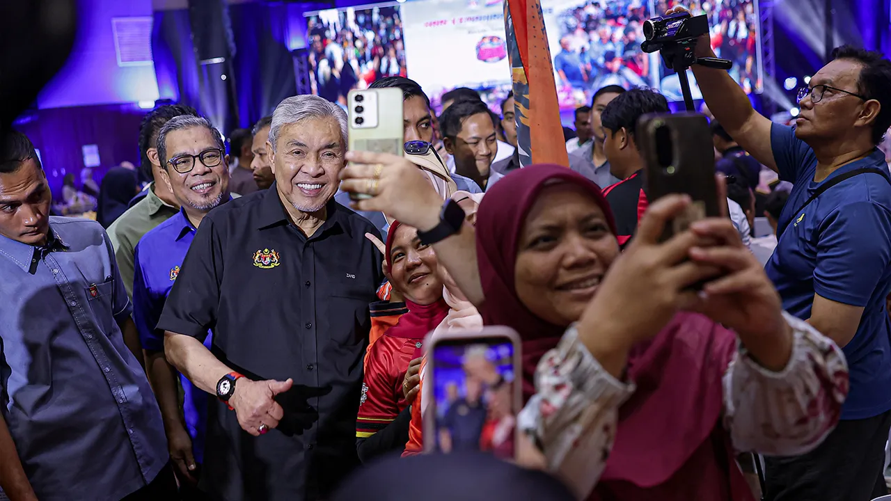 KUALA PILAH, 25 Julai -- Timbalan Perdana Menteri merangkap Menteri Kemajuan Desa dan Wilayah Datuk Seri Dr Ahmad Zahid Hamidi beramah mesra bersama pengunjung pada Hari Kemahiran dan Alpha Gen Talent@Kemas Peringkat Negeri Sembilan 2026 di Kompleks Rakan Muda Kuala Pilah hari ini. -- fotoBERNAMA (2026) HAK CIPTA TERPELIHARA