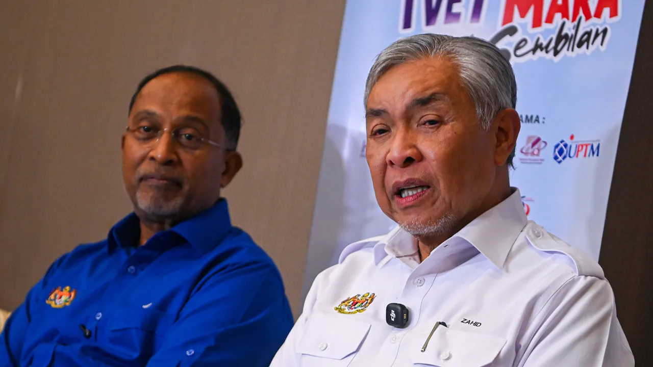 SEREMBAN, 29 Julai -- Timbalan Perdana Menteri merangkap Menteri Kemajuan Desa Dan Wilayah Datuk Seri Dr Ahmad Zahid Hamidi (kanan) menjawab pertanyaan wartawan semasa sidang media pada Program Jelajah Pendidikan Tinggi dan TVET Mara Negeri Sembilan di Casa Lagenda Convention Centre, hari ini.  Turut sama, Menteri Pendidikan Tinggi Datuk Dr Zambry Abd Kadir (kiri).  --fotoBERNAMA (2026) HAK CIPTA TERPELIHARA
