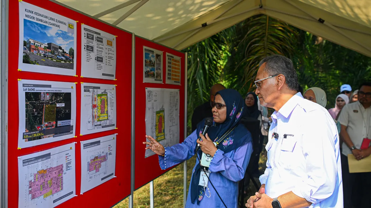 SEREMBAN, 31 Julai -- Menteri Kesihatan Datuk Seri Dr Dzulkefly Ahmad (kanan) mendengar penerangan dari Pengarah Cawangan Kerja Kesihatan Norzani Mahmood (dua, kanan) semasa meninjau kawasan tapak cadangan Klinik Kesihatan Baharu di Rantau, hari ini.  --fotoBERNAMA (2026) HAK CIPTA TERPELIHARA