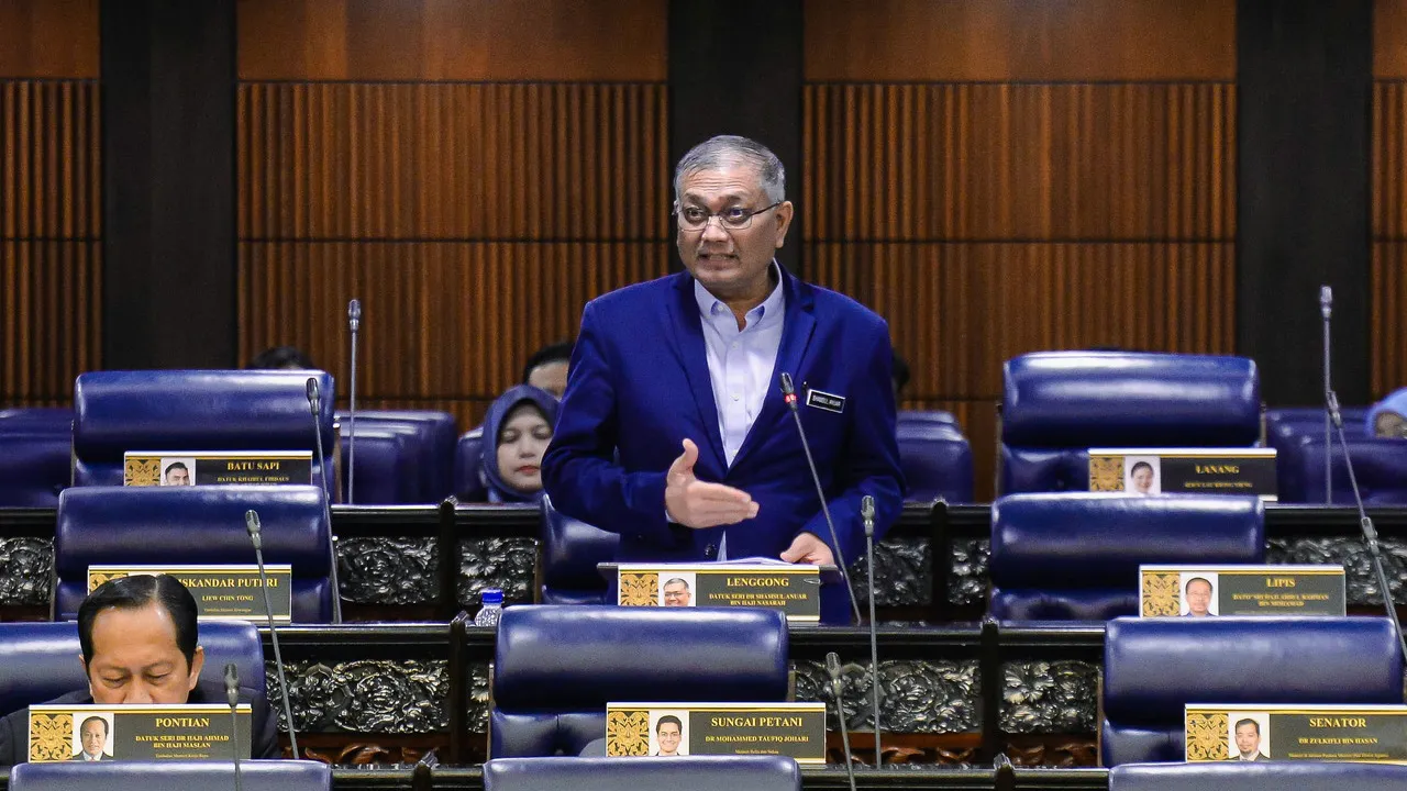 KUALA LUMPUR, 8 Julai -- Timbalan Menteri Dalam Negeri Datuk Seri Dr Shamsul Anuar Nasarah menjawab soalan pada Mesyuarat Kedua, Penggal Kelima, Parlimen ke-15 Dewan Rakyat di Bangunan Parlimen hari ini.  --fotoBERNAMA (2026) HAK CIPTA TERPELIHARA
