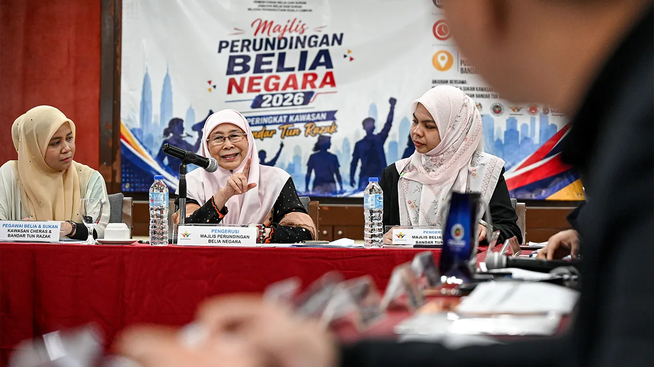 KUALA LUMPUR, 17 Julai -- Isteri Perdana Menteri merangkap Ahli Parlimen Bandar Tun Razak Datuk Seri Dr Wan Azizah Wan Ismail (tengah) bercakap pada Majlis Perundingan Belia Negara Peringkat Kawasan Bandar Tun Razak 2026 di Pusat Belia Antarabangsa, Kuala Lumpur hari ini.  Turut sama Pengerusi Majlis Belia Kawasan Bandar Tun Razak, Khairunnisa Abu Samah (kanan).  --fotoBERNAMA (2026) HAK CIPTA TERPELIHARA