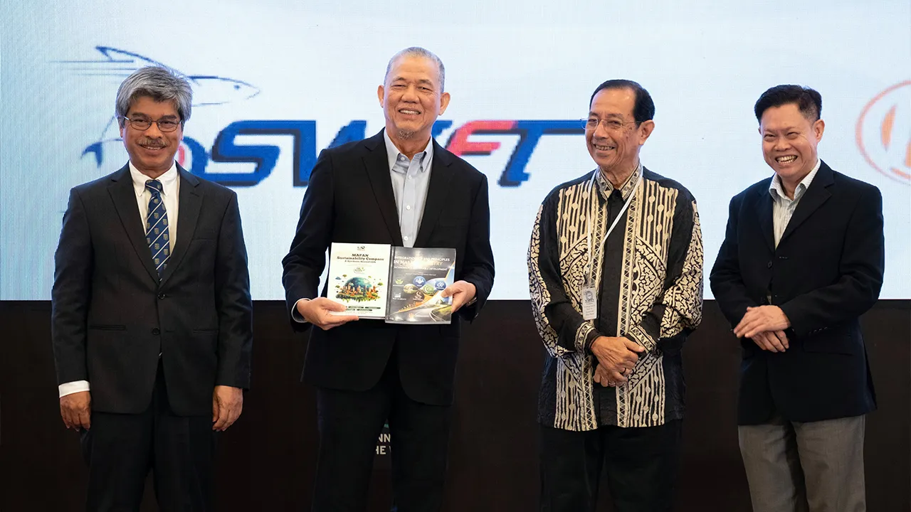 KUALA LUMPUR, 28 Julai -- Timbalan Perdana Menteri yang juga Menteri Peralihan Tenaga dan Transformasi Air Datuk Seri Fadillah Yusof (dua, kiri) menunjukkan buku 'MAPAN Sustainability Compass' yang diterima pada Majlis Perasmian MAPAN ESG Summit 2026 di Pusat Dagangan Dunia Kuala Lumpur hari ini.  Turut hadir Pengasas dan Pengerusi Persatuan Advokasi Awam Malaysia untuk Alam Semula Jadi (MAPAN) Dr Ben Ong Joo Hock (kanan) dan Naib Canselor Universiti Kebangsaan Malaysia Prof Datuk Dr Sufian Jusoh (kiri).  -