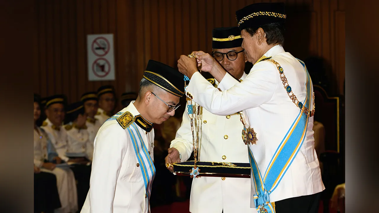 GEORGE TOWN, 11 Julai -- Yang Dipertua Negeri Tun Ramli Ngah Talib dianugerahkan Darjah Panglima Pangkuan Negeri (DPPN) yang membawa gelaran “Datuk Seri” kepada Menteri Komunikasi Datuk Seri Fahmi Fadzil pada Istiadat Penganugerahan Darjah Kebesaran Bintang dan Pingat Kehormatan Negeri Pulau Pinang Tahun 2026 sempena Hari Ulang Tahun Ke-85 Yang Dipertua Negeri hari ini.  Jurucakap Kerajaan Perpaduan itu merupakan penerima tunggal bagi anugerah berkenaan pada tahun ini.  --fotoBERNAMA (2026) HAK CIPTA TERPEL