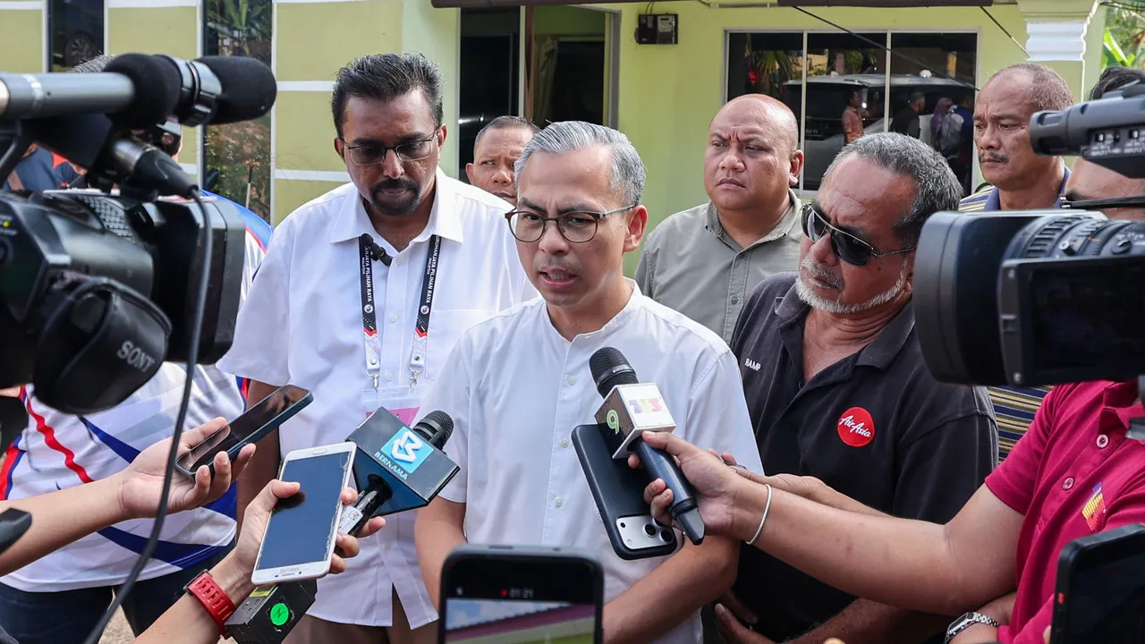 JEMPOL, 23 Julai -- Menteri Komunikasi Datuk Seri Fahmi Fadzil ketika ditemui media selepas menyantuni penduduk di Felda Palong 1 ketika mengunjungi sempena Program Ziarah Kasih di bawah Dewan Undangan Negeri (DUN) Jeram Padang hari ini.  Turut hadir calon Pakatan Harapan DUN Jeram Padang G Manivannan.  --fotoBERNAMA (2026) HAK CIPTA TERPELIHARA