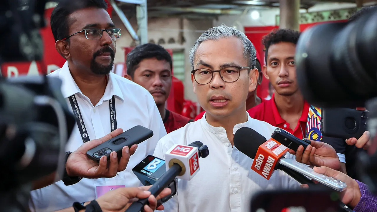 TAMPIN, 28 Julai -- Menteri Komunikasi Datuk Seri Fahmi Fadzil ketika ditemui media selepas menyantuni komuniti setempat pada program minum petang di Felda Bukit Rokan Barat hari ini.  Turut hadir calon Pakatan Harapan bagi kerusi Dewan Undangan Negeri (DUN) Jeram Padang, G. Manivanan.  --fotoBERNAMA (2026) HAK CIPTA TERPELIHARA    TAMPIN, July 28 -- Communications Minister Datuk Seri Fahmi Fadzil speaking to the media after engaging with the local community during a tea session programme at Felda Bukit Rok