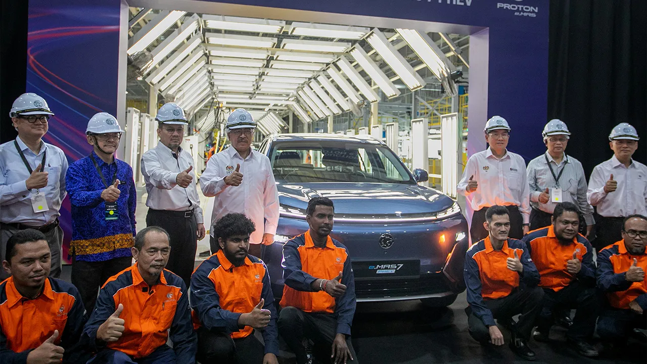 TANJONG MALIM, 31 Julai -- Menteri Pelaburan, Perdagangan dan Industri Datuk Seri Johari Abdul Ghani (belakang, empat, kiri) bergambar pada Majlis Pelepasan (Line-Off) Proton e.MAS 7 PHEV Pemasangan Tempatan di Proton Tanjong Malim di sini hari ini.  Turut hadir Timbalan Menteri Pelaburan, Perdagangan dan Industri Sim Tze Tzin (belakang, lima, kiri).  --fotoBERNAMA (2026) HAK CIPTA TERPELIHARA