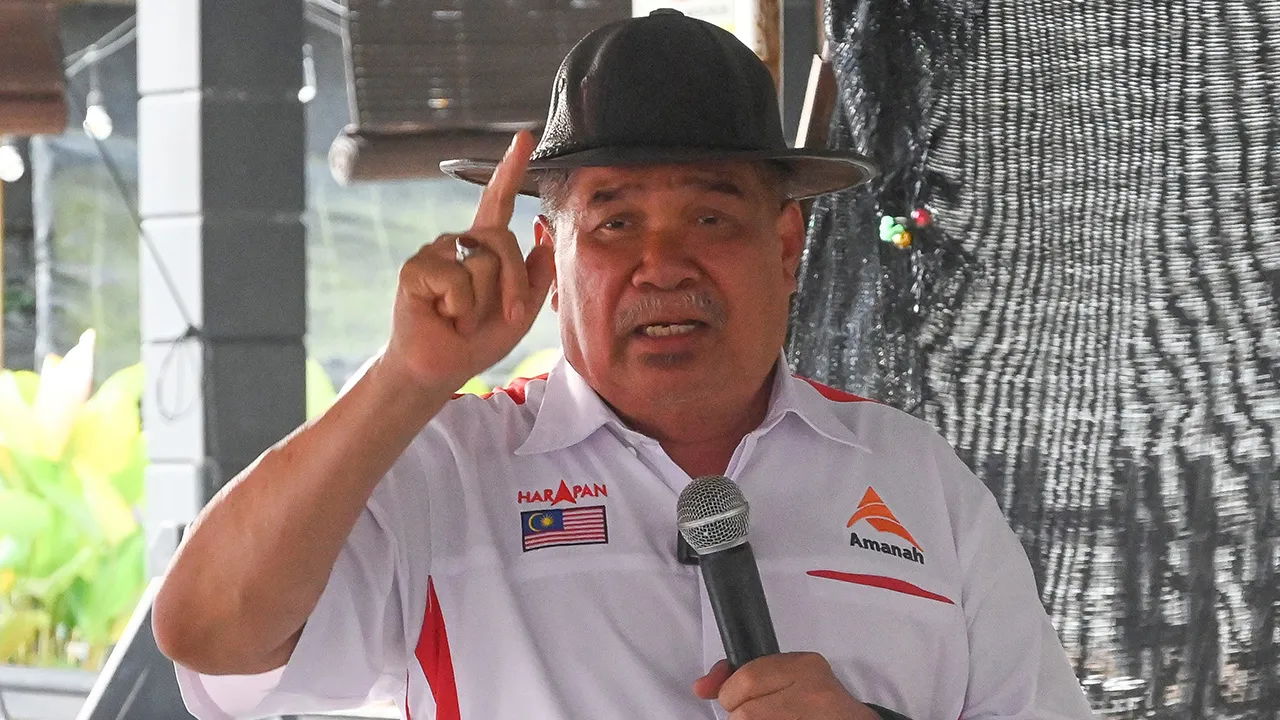 BATU PAHAT, 6 Julai -- Timbalan Pengerusi Pakatan Harapan (PH) yang juga Presiden Parti Amanah Negara (Amanah), Datuk Seri Mohamad Sabu, berucap pada program Jelajah Johor Bersama Bang Mat di Rengit, hari ini.  --fotoBERNAMA (2026) HAK CIPTA TERPELIHARA