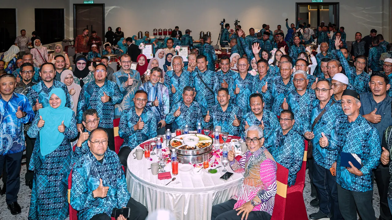 KUALA LUMPUR, 28 Julai -- Menteri Pertanian dan Keterjaminan Makanan Datuk Seri Mohamad Sabu berucap sebelum merasmikan Mesyuarat Agung Tahunan Persatuan Nelayan Kebangsaan (NEKMAT) kali ke-41 di sini, hari ini.  Turut hadir Pengerusi Lembaga Pengarah NEKMAT Abdul Hamid Bahari (kanan).  --fotoBERNAMA (2026) HAK CIPTA TERPELIHARA    KUALA LUMPUR, July 28 -- Agriculture and Food Security Minister Datuk Seri Mohamad Sabu delivering his speech before officiating the 41st Annual General Meeting of the National F