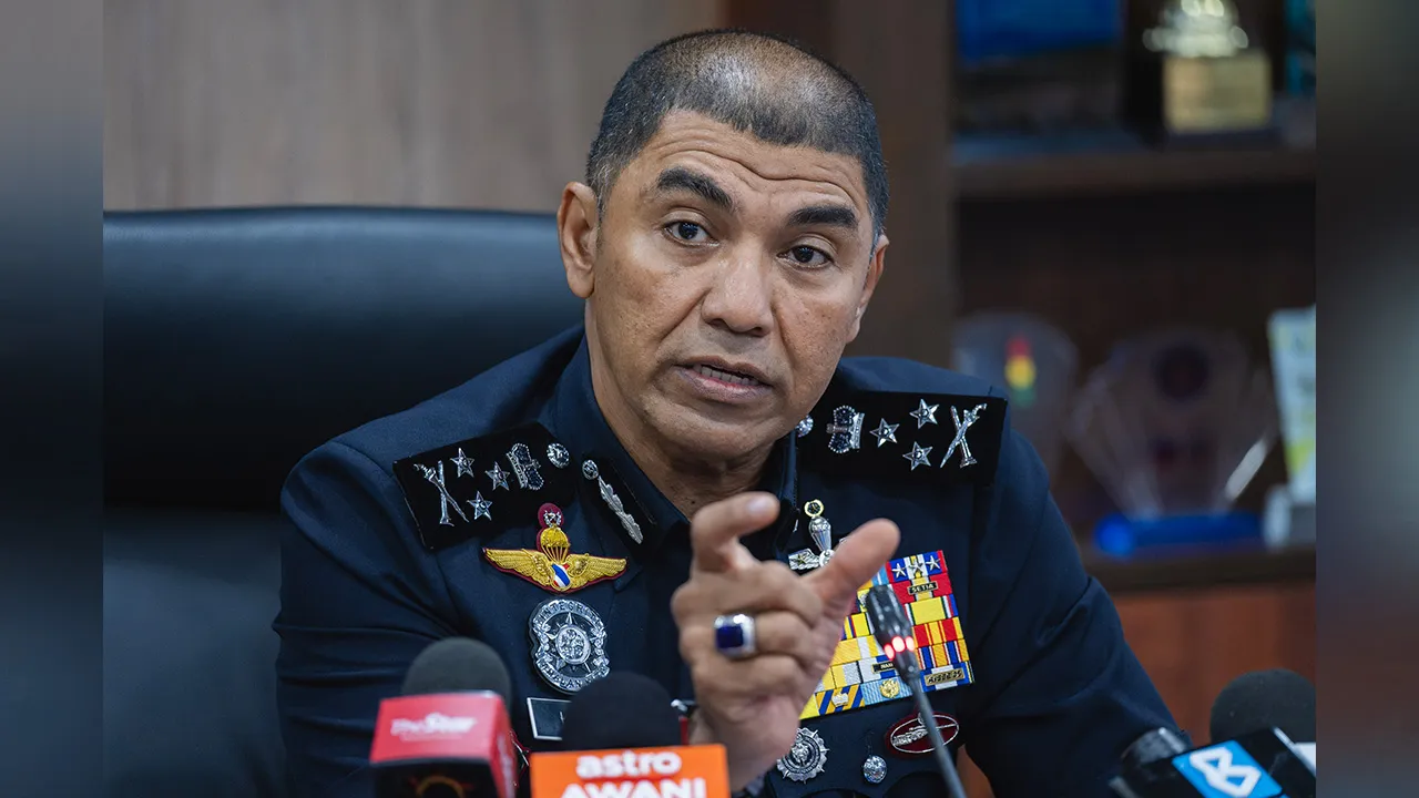 KUALA LUMPUR, 29 Julai -- Pengarah Jabatan Siasatan dan Penguatkuasaan Trafik (JSPT) Bukit Aman Datuk Seri Muhammed Hasbullah Ali bercakap pada sidang media mengenai prestasi Op Mabuk bagi tempoh Januari hingga Jun 2026 di Ibu Pejabat Polis Bukit Aman, hari ini.  --fotoBERNAMA (2026) HAK CIPTA TERPELIHARA