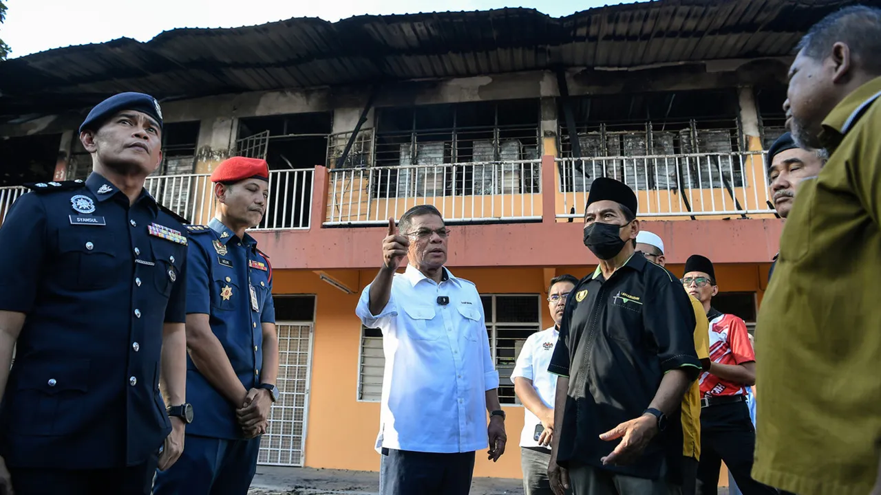 KULIM, 22 Jul -- Menteri Dalam Negeri Datuk Seri Saifuddin Nasution Ismail melihat kesan kebakaran asrama Sekolah Menengah Agama Tarbiah Diniah yang terbakar awal pagi semalam, selepas menyampaikan Sumbangan Ihsan Bencana Kebakaran Perdana Menteri di sini hari ini.  Beliau berkata seramai 116 pelajar terkesan susulan kebakaran yang memusnahkan asrama mereka dalam kejadian kira-kira 2.30 pagi Selasa.  --fotoBERNAMA (2026) HAK CIPTA TERPELIHARA