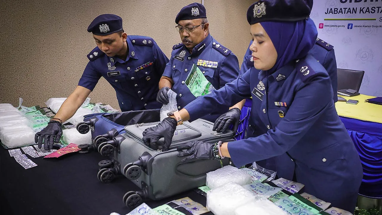 KUCHING, 20 Julai -- Pengarah Kastam Sarawak Datuk Norizan Yahya (tengah) menunjukkan rampasan dadah yang dipamerkan pada sidang media, hari ini.  Jabatan Kastam Diraja Malaysia (JKDM) Sarawak mematahkan cubaan menyeludup dadah bernilai RM1.32 juta menerusi Lapangan Terbang Antarabangsa Kuching (KIA) dengan penahanan dua lelaki tempatan dalam dua kes berasingan pada 9 Julai lepas.  -- fotoBERNAMA (2026) HAK CIPTA TERPELIHARA