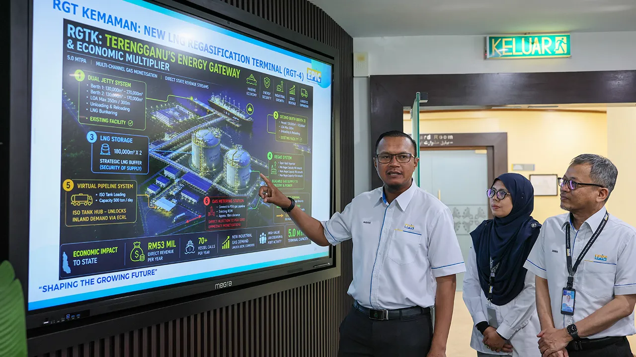 CHUKAI, 21 Julai -- Ketua Pegawai Eksekutif Kumpulan EPIC Berhad, Dr. Ts. Muhtar Suhaili (kiri) menunjukkan Terminal Regasifikasi Kemaman (RGT) yang dianggarkan bernilai RM3.8 bilion berpotensi menjadi pemangkin pelaburan baharu sekiranya mendapat kelulusan daripada Suruhanjaya Tenaga pada sidang media selepas Majlis Perasmian National Training Week (NTW) 2026 di Ibu Pejabat EPIC Berhad di sini hari ini.  EPIC Berhad menjangkakan projek Laluan Rel Pantai Timur (ECRL) khususnya pembinaan jajaran (spur line) 