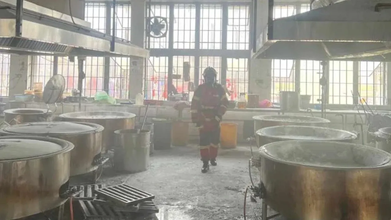 TAPAH - Tindakan pantas kakitangan penjara berjaya menyelamatkan bahagian dapur masakan daripada musnah dalam kebakaran di Penjara Tapah di sini pada Sabtu.