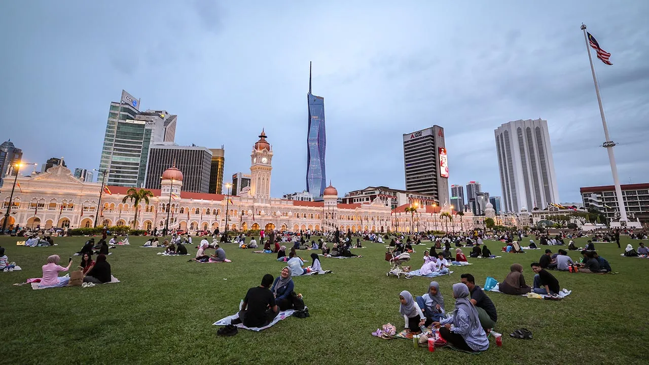 KUALA LUMPUR, 19 Feb -- Orang ramai mengambil kesempatan berbuka puasa pada hari pertama Ramadan bersama ahli keluarga dan rakan-rakan di kawasan padang Dataran Merdeka pada tinjauan hari ini. Seawal petang, pengunjung menghamparkan tikar dan menyusun juadah dalam suasana penuh kemesraan.  Kawasan sekitar Dataran Merdeka kekal menjadi antara tumpuan warga kota untuk berbuka puasa setiap tahun dengan latar belakang Bangunan Sultan Abdul Samad yang menjadi mercu tanda ibu negara.  -- fotoBERNAMA (2026) HAK CI