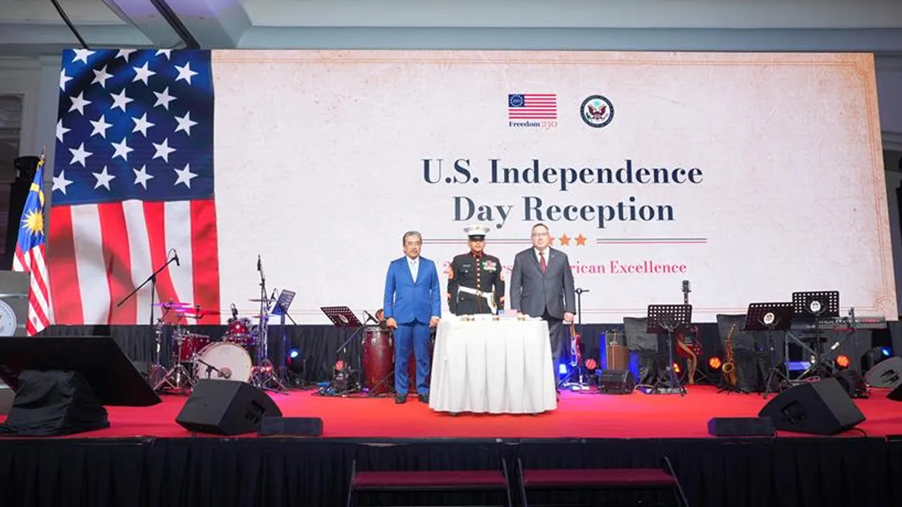 Chargé d'Affaires David H. Gamble, Jr. (right) and Datuk Seri Johari Abdul Ghani (left) at the U.S. Independence Day reception in Kuala Lumpur._US embassy