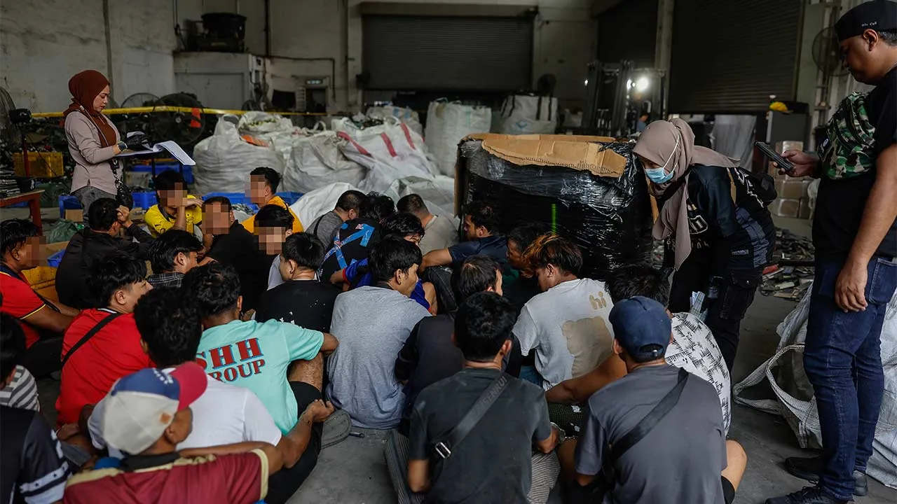 KLANG, 27 Julai -- Sebahagian warga asing yang bekerja di sebuah kilang memproses e-sisa ditahan dalam Operasi Penguatkuasaan Bersepadu Jabatan Imigresen Malaysia (JIM) di sebuah premis kawasan perkilangan di Klang hari ini.  -- fotoBERNAMA (2026) HAK CIPTA TERPELIHARA