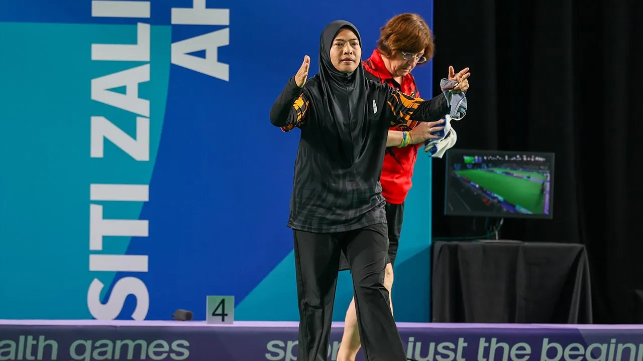 GLASGOW, 29 Julai -- Pemain boling padang nombor satu dunia wanita negara Emma Firyana Saroji beraksi ketika menentang pemain Isle of Man, Caroline Whitehead, pada perlawanan singles wanita di temasya Sukan Komanwel Glasgow 2026 di Scottish Event Campus (SEC) hari ini.  --fotoBERNAMA (2026) HAK CIPTA TERPELIHARA