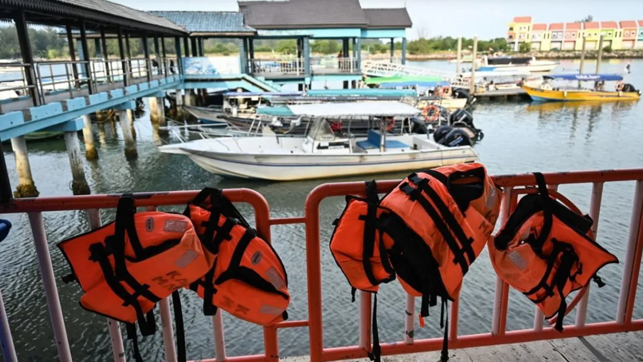 KUALA TERENGGANU, 4 Julai (Bernama) -- Kerajaan Negeri Terengganu menasihatkan semua peserta aktiviti mencandat sotong supaya memakai jaket keselamatan sepanjang masa berada di bot selain taklimat keselamatan perlu diberi sebelum memulakan perjalanan bagi mengurangkan risiko kemalangan di laut.