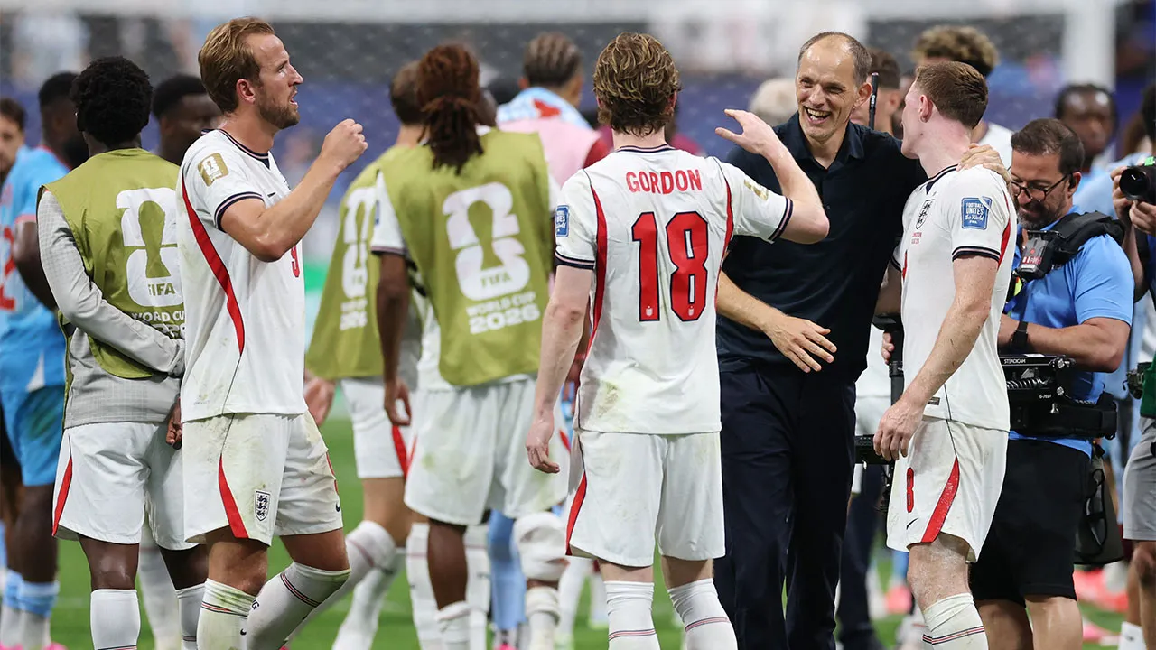 Soccer Football - FIFA World Cup 2026 - Round of 32 - England v DR Congo - Atlanta Stadium, Atlanta, Georgia, U.S. - July 1, 2026 England manager Thomas Tuchel, Anthony Gordon and Elliot Anderson celebrate after the match as England qualify for the Round of 16 stage of the World Cup REUTERS/Paul Childs
