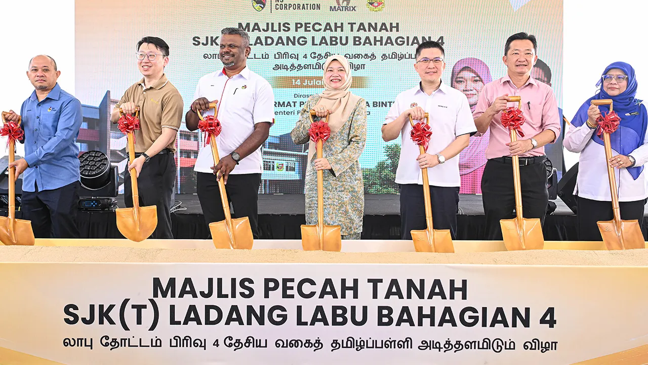 SEREMBAN, 14 Julai -- Menteri Pendidikan Fadhlina Sidek (tengah) melakukan gimik upacara pecah tanah pada Majlis Pecah Tanah Sekolah Jenis Kebangsaan Tamil (SJKT) Ladang Labu Bahagian 4, hari ini.