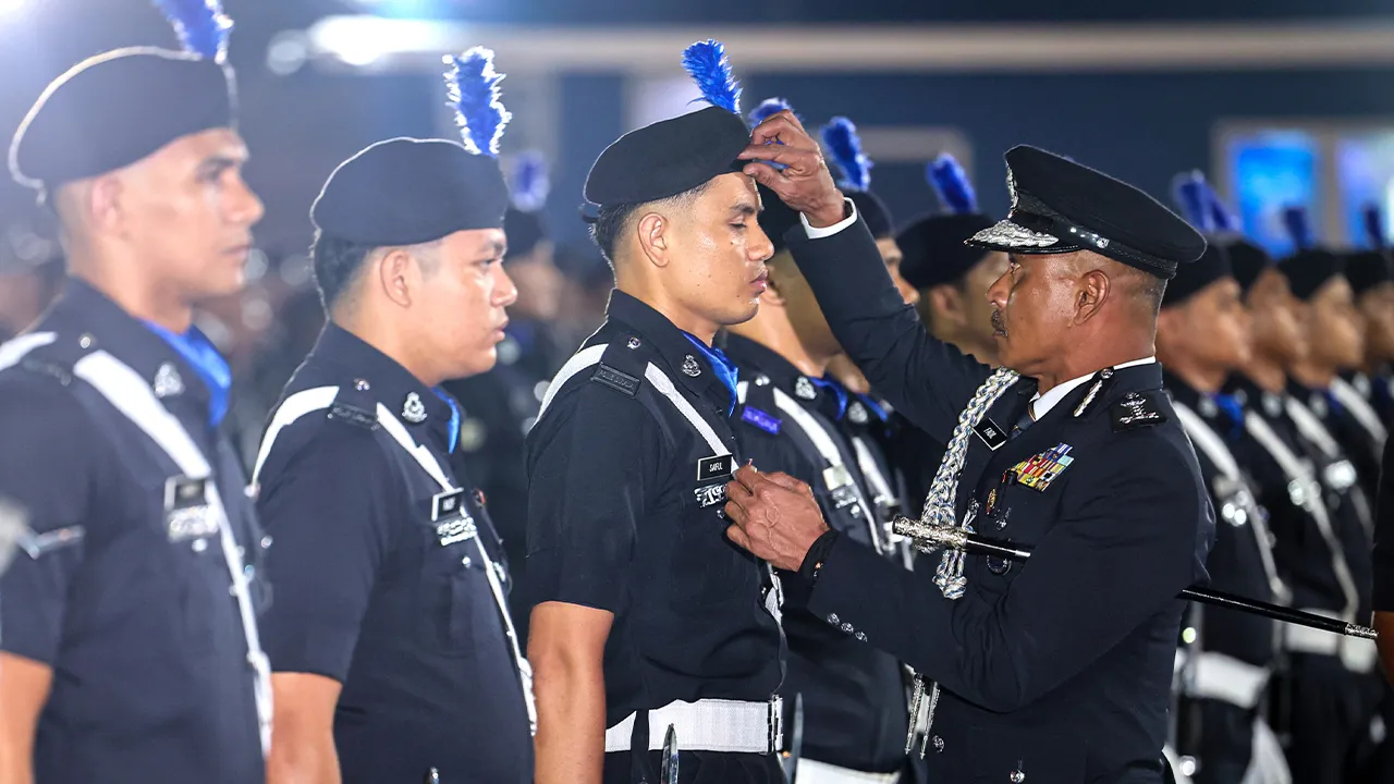 KUALA LUMPUR, 21 Julai -- Ketua Polis Kuala Lumpur Datuk Fadil Marsus memeriksa barisan Kawalan Kehormatan pada Majlis Perhimpunan Bulanan Ketua Polis Kuala Lumpur di Ibu Pejabat Kontinjen Kuala Lumpur, malam ini.  Seramai 1,100 pegawai dan anggota menyertai perhimpunan tersebut selain meraikan sambutan Ulang Tahun ke-70 Pasukan Sukarelawan Simpanan Polis.  --fotoBERNAMA (2026) HAK CIPTA TERPELIHARA