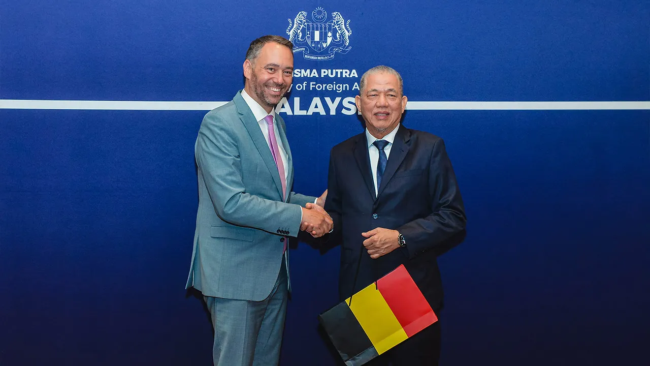 KUALA LUMPUR, 2 Julai -- Timbalan Perdana Menteri merangkap Menteri Peralihan Tenaga dan Transformasi Air Datuk Seri Fadillah Yusof (kanan) menerima cenderahati daripada Timbalan Perdana Menteri Belgium yang juga Menteri Luar, Hal Ehwal Eropah dan Kerjasama Pembangunan Maxime Prevot (kiri) pada Majlis Makan Tengah Hari di sebuah hotel di Kuala Lumpur hari ini._BERNAMA