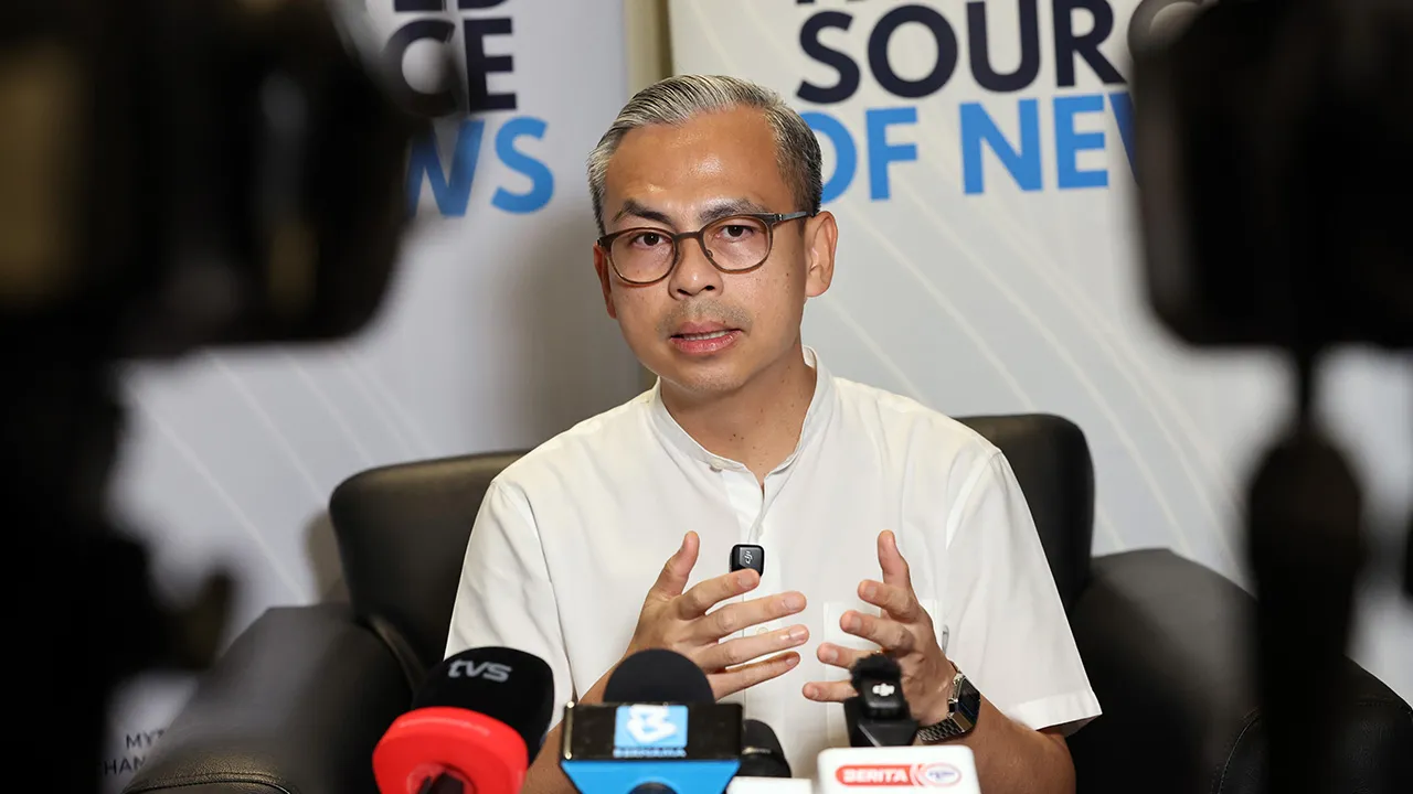JOHOR BAHRU, 7 Julai -- Menteri Komunikasi Datuk Fahmi Fadzil meninjau kemudahan di Pusat Media Pilihan Raya dan Pusat Operasi Bernama sempena Pilihan Raya Negeri (PRN) Johor ke-16 bagi memastikan operasi liputan berita berjalan lancar serta capaian Internet berkelajuan tinggi berfungsi dengan baik untuk para pengamal media  —fotoBERNAMA (2026) HAK CIPTA TERPELIHARA  JOHOR BAHRU, July 7—Communications Minister Datuk Fahmi Fadzil inspects the facilities during a working visit to the Election Media Centre and
