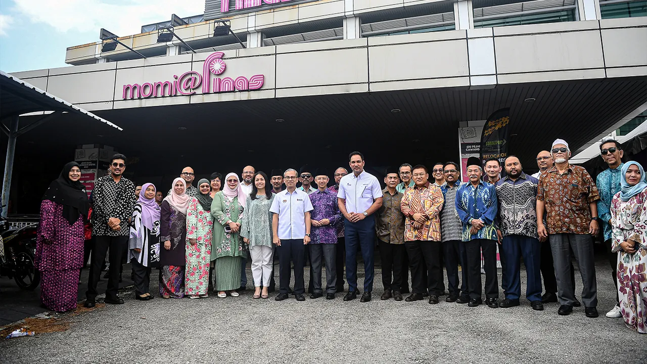 KUALA LUMPUR, 23 Julai -- Menteri Komunikasi Datuk Seri Fahmi Fadzil (tengah) bersama Timbalan Menteri Komunikasi Teo Nie Ching bergambar pada Majlis Simbolik Perpindahan Operasi FINAS Petaling Jaya ke Menara FINAS Damansara hari ini._BERNAMA