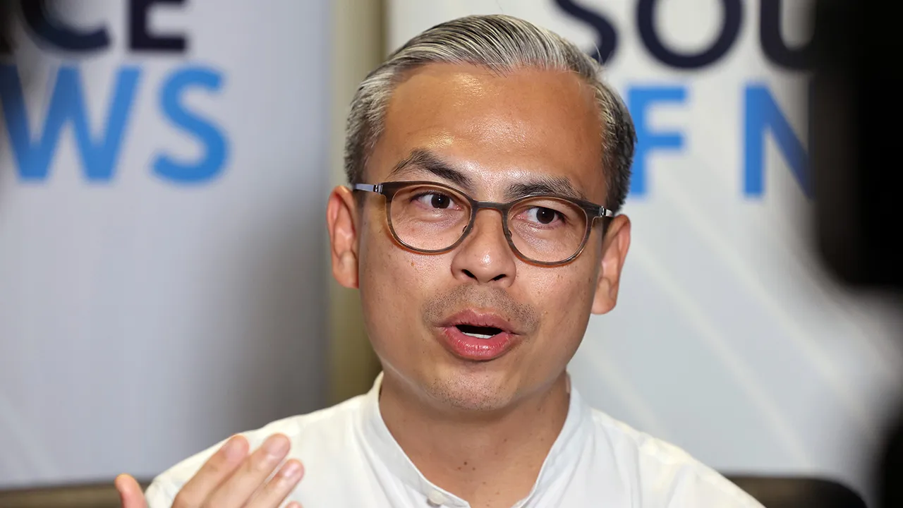  JOHOR BAHRU, 7 Julai -- Menteri Komunikasi Datuk Fahmi Fadzil meninjau kemudahan di Pusat Media Pilihan Raya dan Pusat Operasi Bernama sempena Pilihan Raya Negeri (PRN) Johor ke-16 bagi memastikan operasi liputan berita berjalan lancar serta capaian Internet berkelajuan tinggi berfungsi dengan baik untuk para pengamal media    —fotoBERNAMA (2026) HAK CIPTA TERPELIHARA