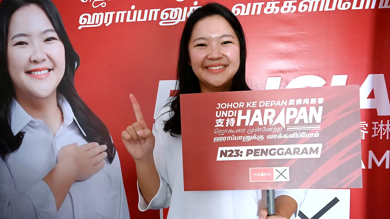 BATU PAHAT, 5 Julai -- Calon Pakatan Harapan (PH) bagi kerusi Dewan Undangan Negeri (DUN) Penggaram, Felicia Poh Rui Ling, memegang replika kad kempennya sambil menunjukkan isyarat nombor satu, yang merupakan nombor calon beliau pada Pilihan Raya Negeri (PRN) Johor Ke-16.  fotoBERNAMA (2026) HAK CIPTA TERPELIHARA