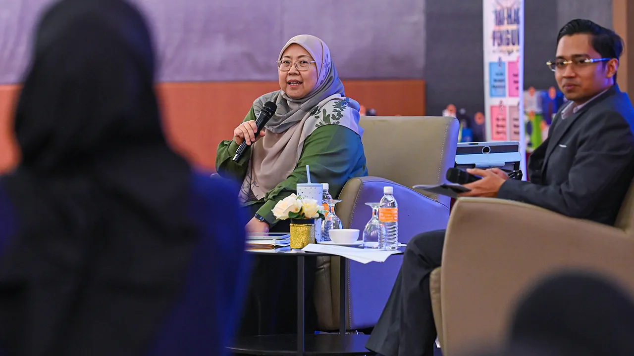 SEREMBAN, 24 Julai -- Timbalan Menteri Perdagangan Dalam Negeri dan Kos Sara Hidup, Datuk Dr Fuziah Salleh (tengah) menjawab soalan daripada mahasiswa pada Sesi Townhall Program Kepenggunaan Peringkat Negeri Sembilan hari ini._BERNAMA