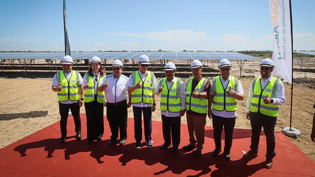 PASIR MAS, 23 Julai -- Timbalan Perdana Menteri merangkap Menteri Peralihan Tenaga dan Transformasi Air Datuk Seri Fadillah Yusof (empat kiri) hadir pada Majlis Pelancaran Projek Solar Berskala Besar LSS5 di Pasir Mas hari ini.  Tutut hadir Menteri Besar Kelantan Datuk Mohd Nassuruddin Daud (empat kanan) dan Pengerusi Samaiden Legasi Timur Sdn Bhd Datuk Mohd Anis Hisham Abd Aziz (tiga kiri).  --fotohERNAMA (2026) HAK CIPTA TERPELIHARA